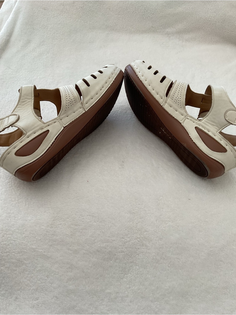 Shibever Women’s White Closed-Toe Leather Sandals with Adjustable Strap - Picture 6 of 8